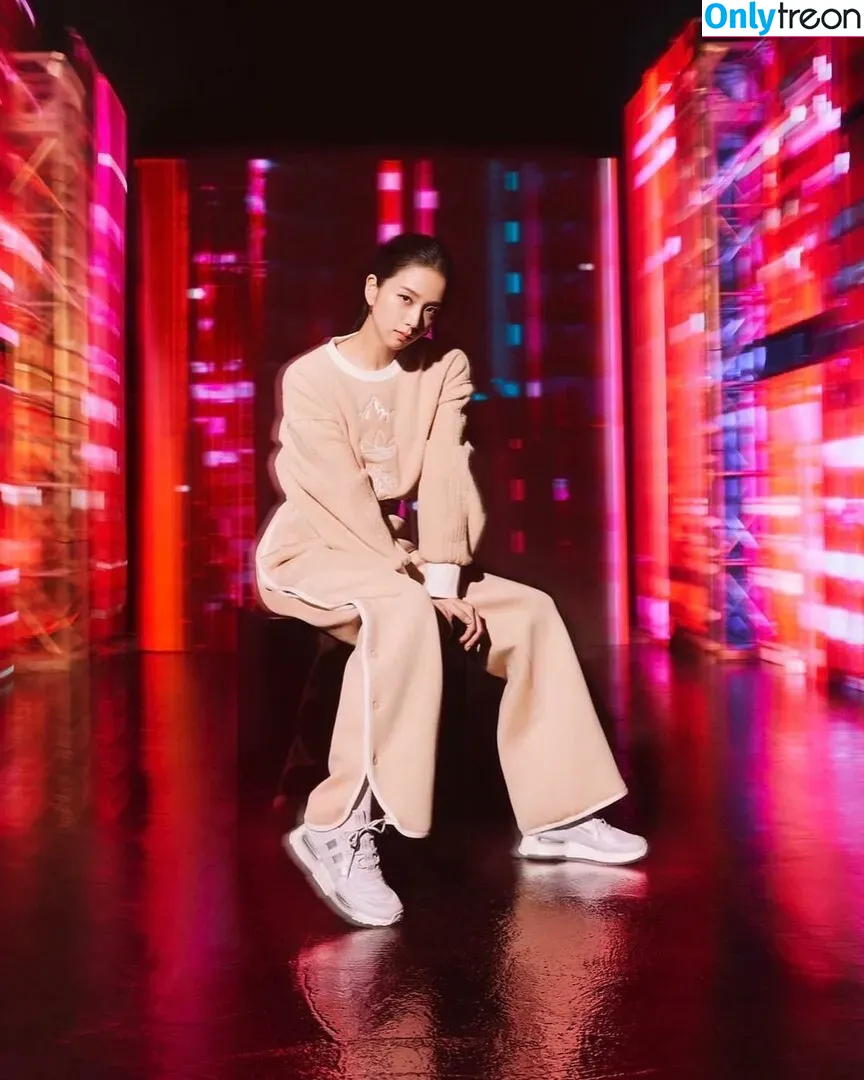 Jisoo nude photo #0099 (BLACKPINK / qenshizu / sooyaaa__)