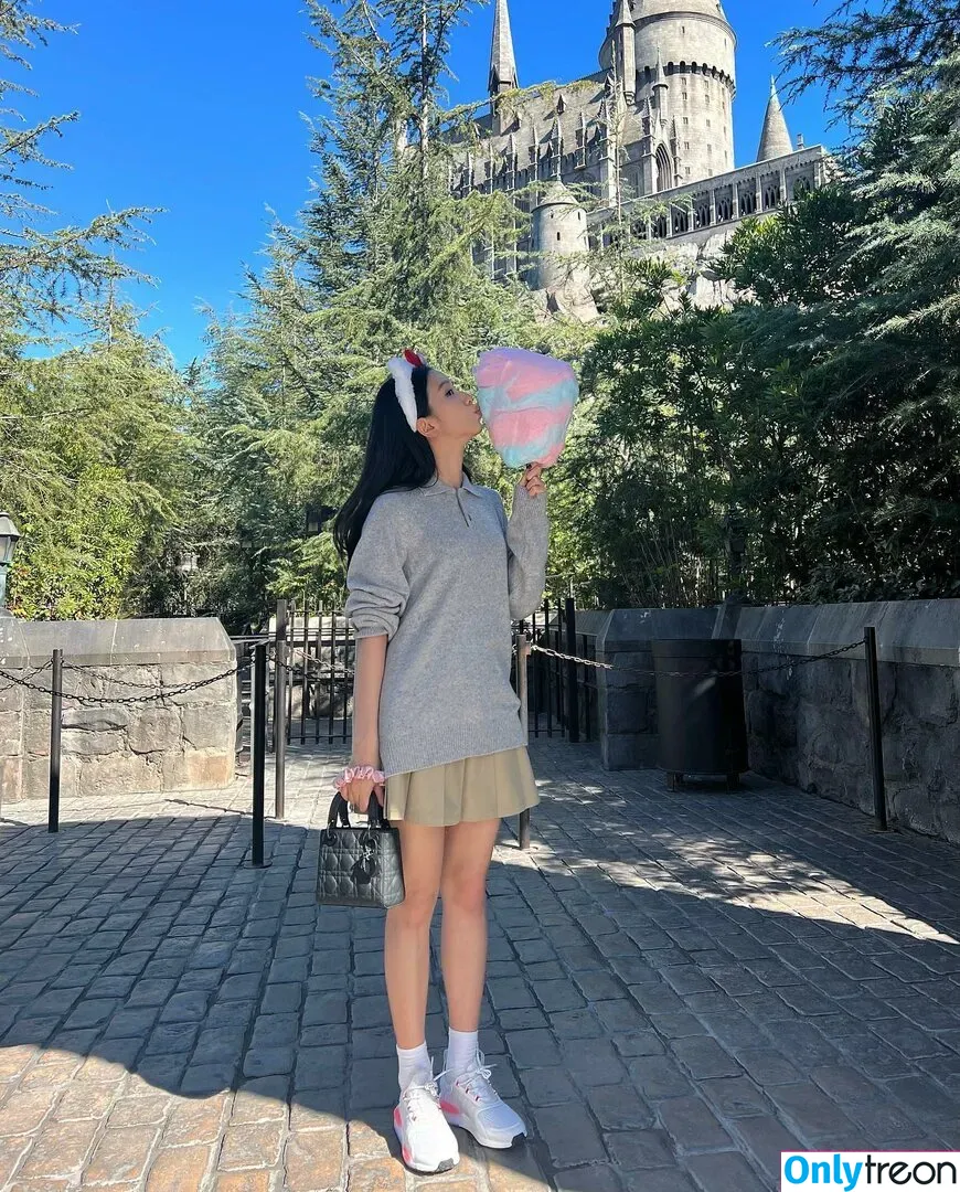 Jisoo nude photo #0118 (BLACKPINK / qenshizu / sooyaaa__)