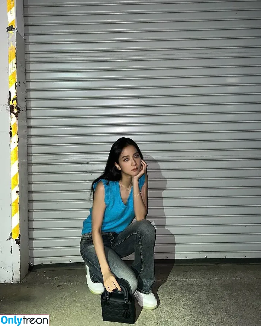 Jisoo nude photo #0121 (BLACKPINK / qenshizu / sooyaaa__)