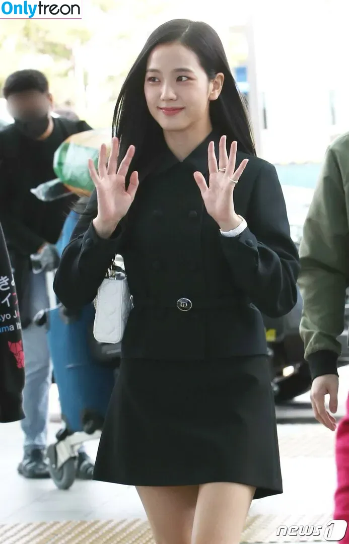 Jisoo nude photo #0132 (BLACKPINK / qenshizu / sooyaaa__)
