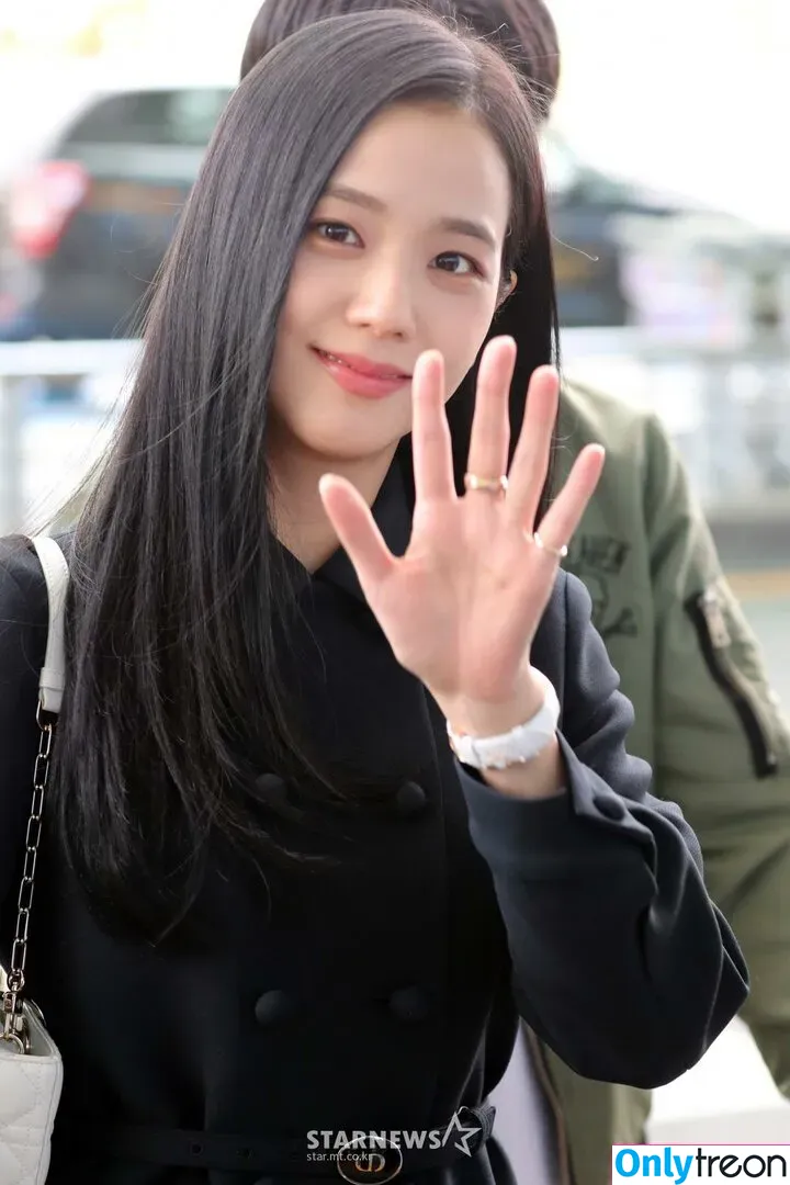 Jisoo nude photo #0134 (BLACKPINK / qenshizu / sooyaaa__)