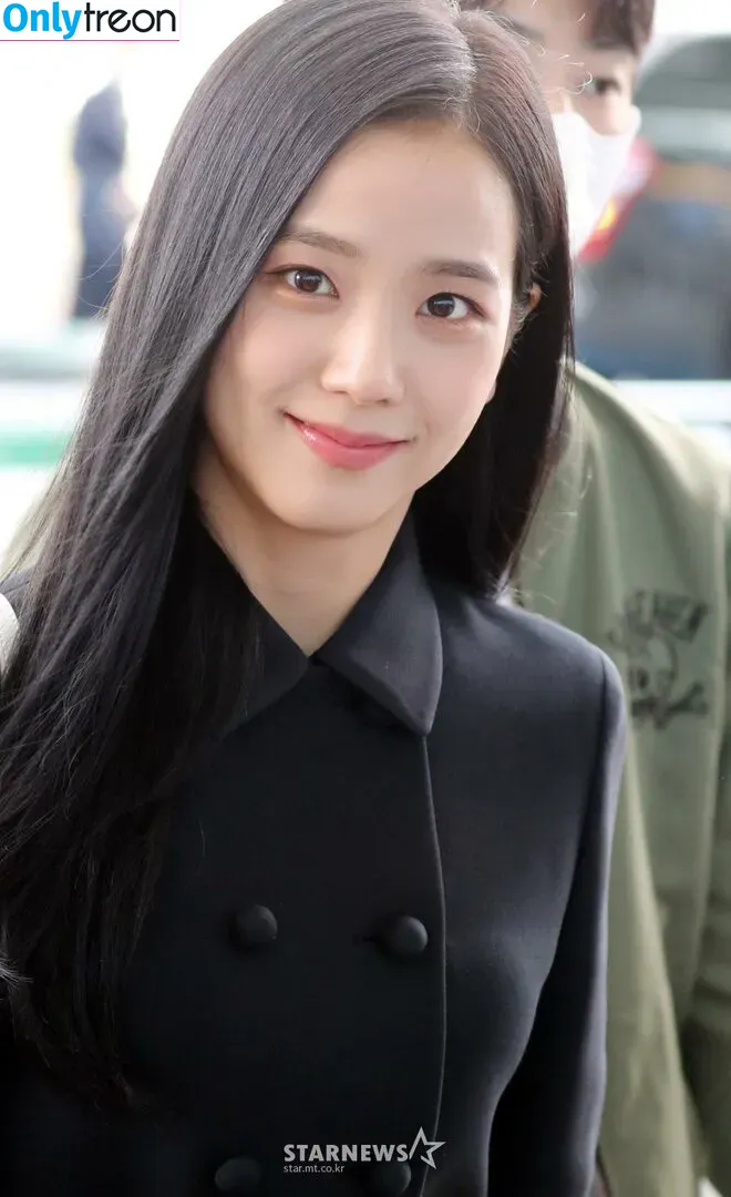 Jisoo nude photo #0135 (BLACKPINK / qenshizu / sooyaaa__)