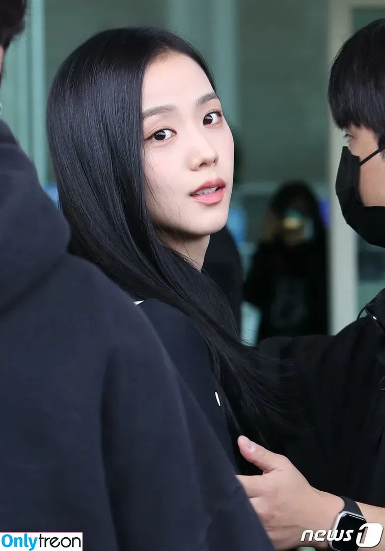 Jisoo nude photo #0136 (BLACKPINK / qenshizu / sooyaaa__)