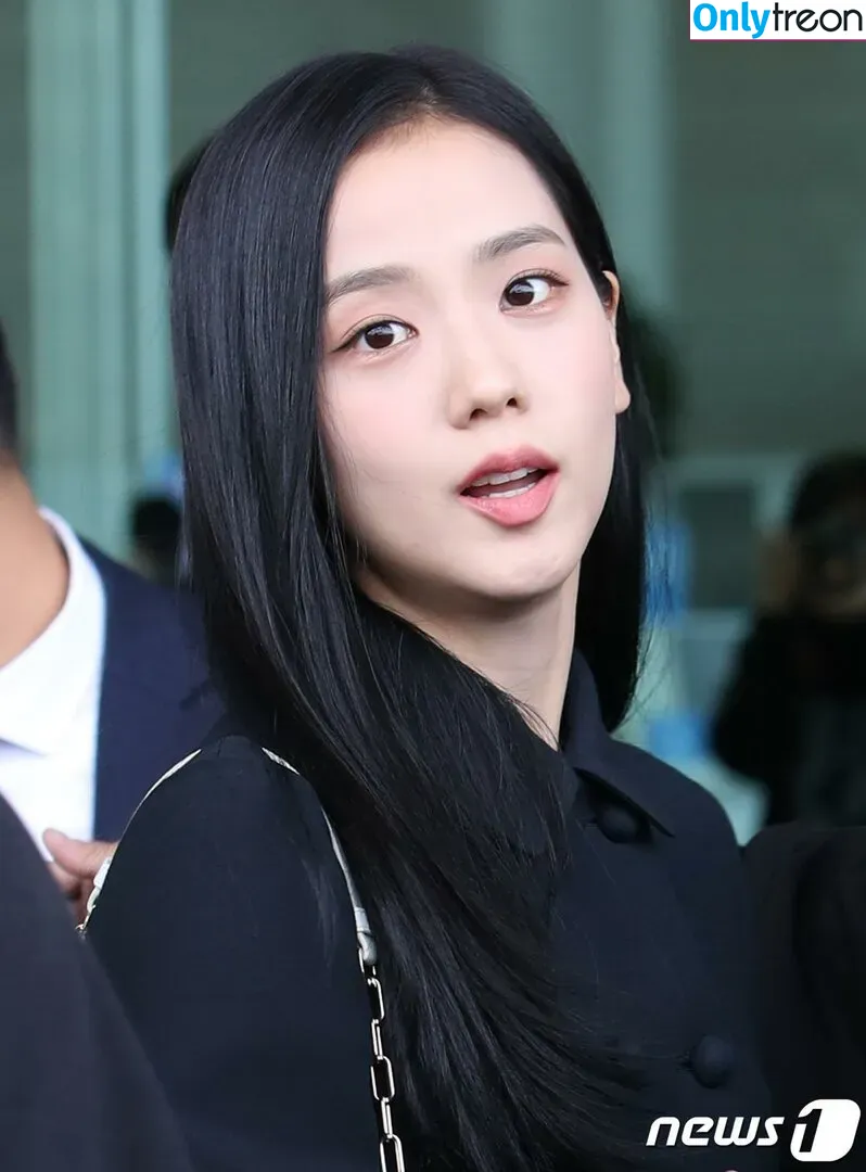 Jisoo nude photo #0137 (BLACKPINK / qenshizu / sooyaaa__)
