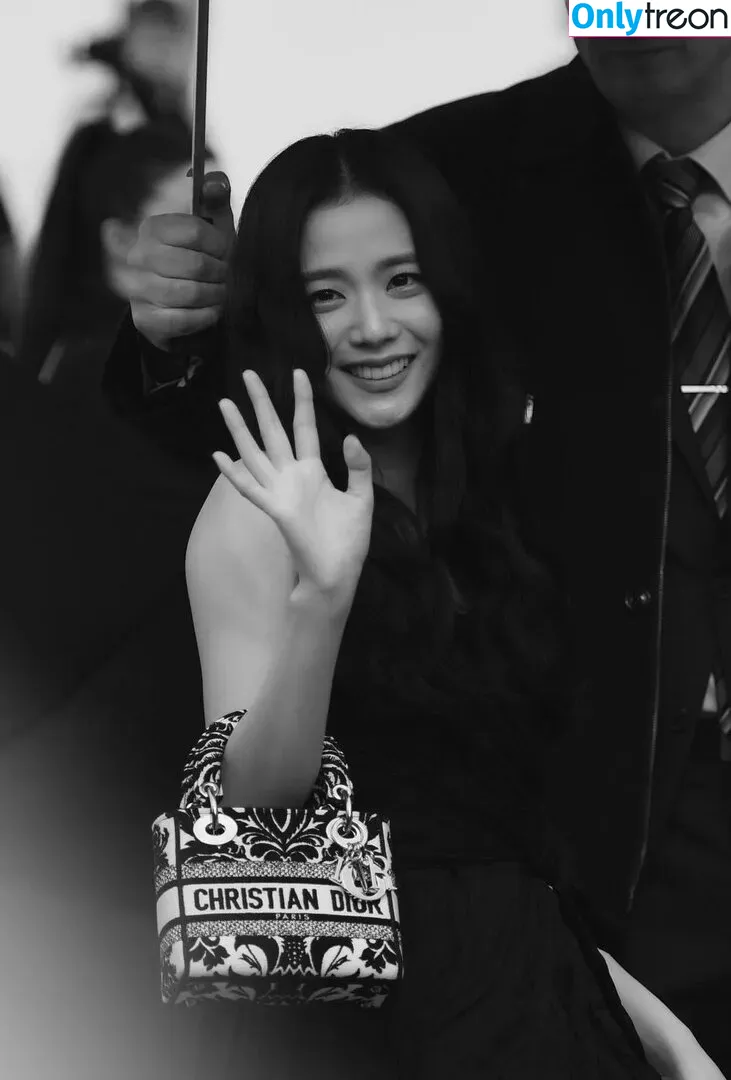 Jisoo nude photo #0145 (BLACKPINK / qenshizu / sooyaaa__)