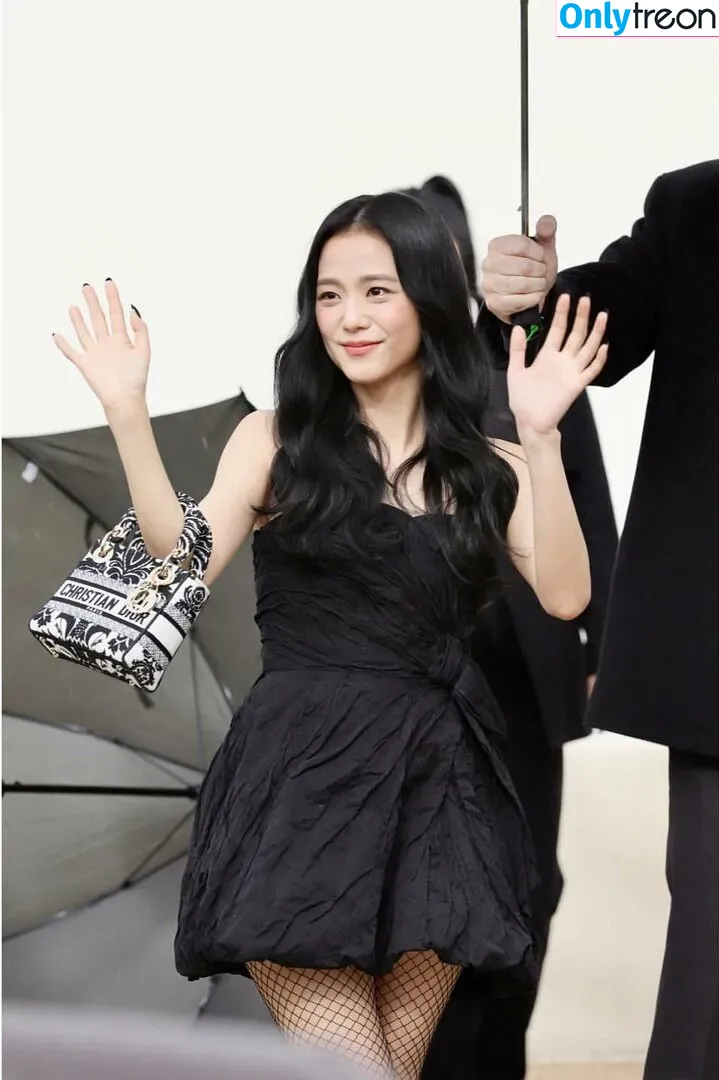 Jisoo nude photo #0146 (BLACKPINK / qenshizu / sooyaaa__)
