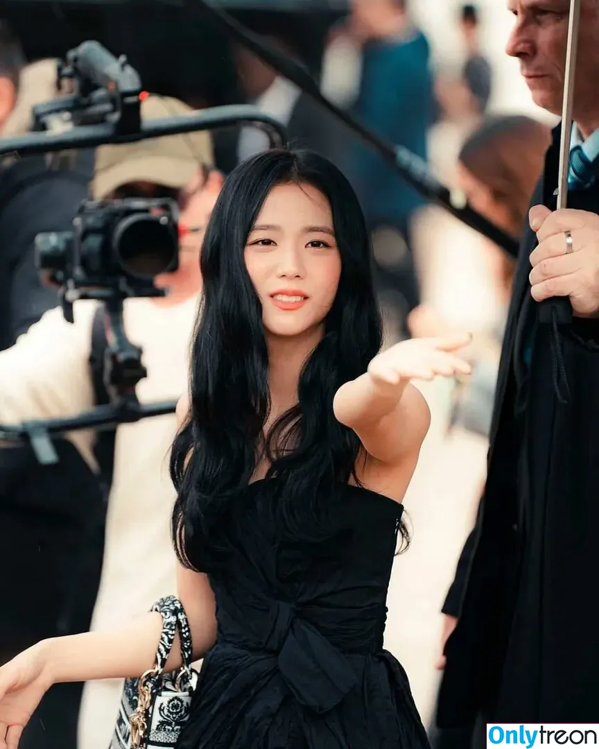 Jisoo nude photo #0148 (BLACKPINK / qenshizu / sooyaaa__)