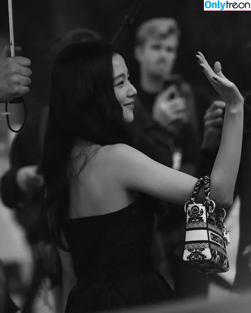 Jisoo nude photo #0149 (BLACKPINK / qenshizu / sooyaaa__)