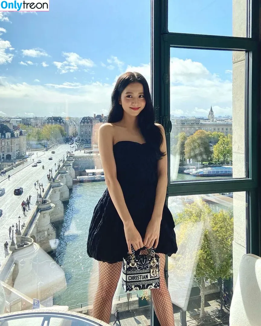 Jisoo nude photo #0156 (BLACKPINK / qenshizu / sooyaaa__)
