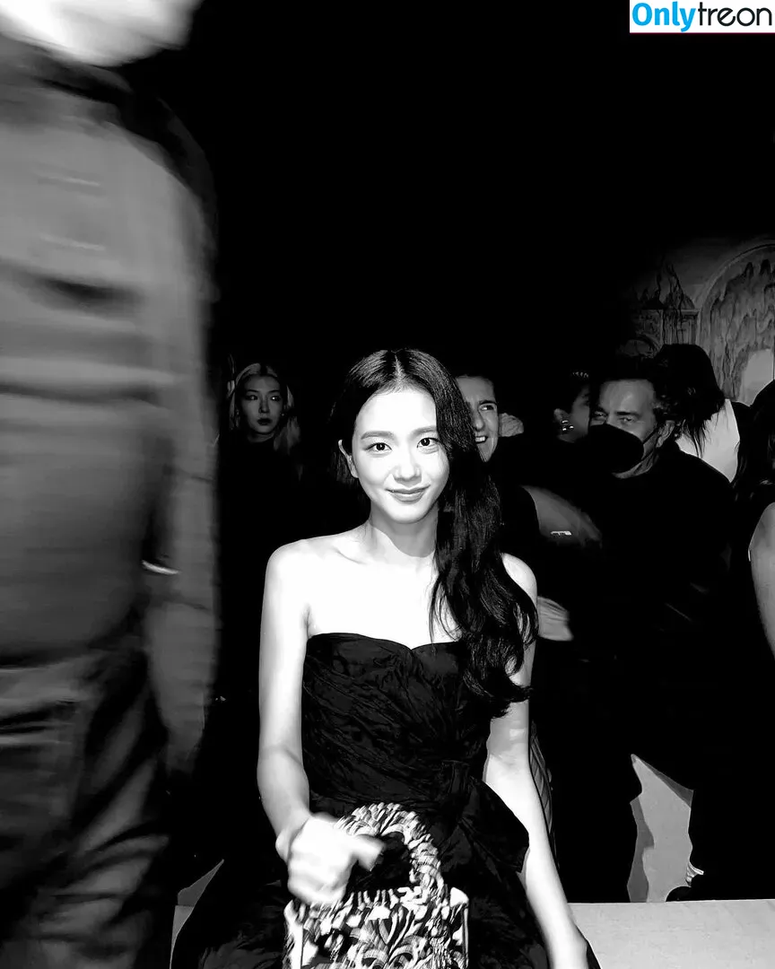 Jisoo nude photo #0157 (BLACKPINK / qenshizu / sooyaaa__)