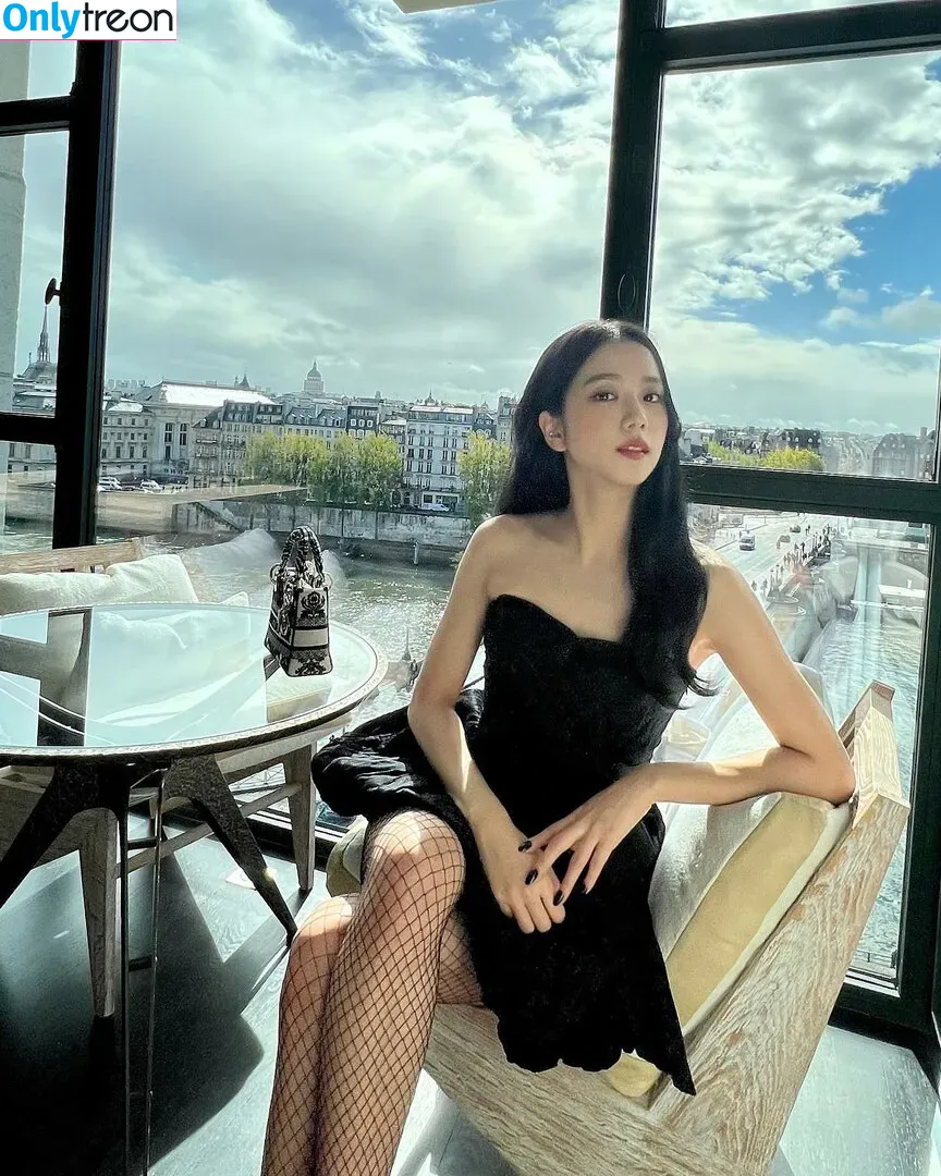 Jisoo nude photo #0159 (BLACKPINK / qenshizu / sooyaaa__)