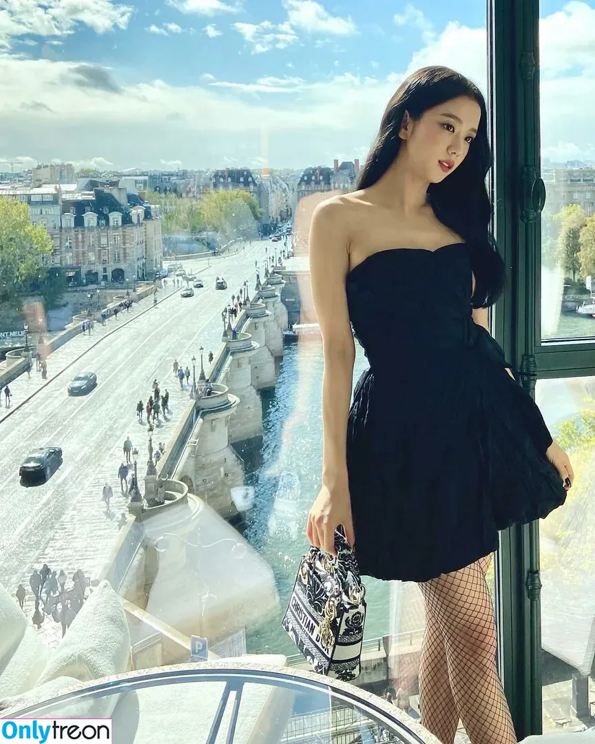 Jisoo nude photo #0160 (BLACKPINK / qenshizu / sooyaaa__)