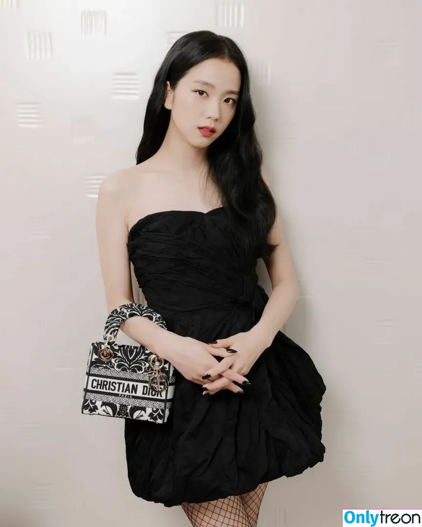 Jisoo nude photo #0163 (BLACKPINK / qenshizu / sooyaaa__)