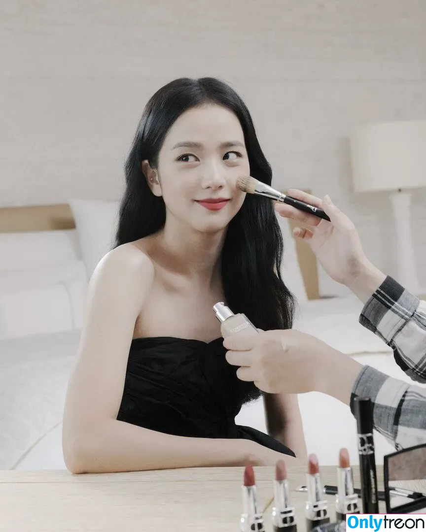 Jisoo nude photo #0166 (BLACKPINK / qenshizu / sooyaaa__)
