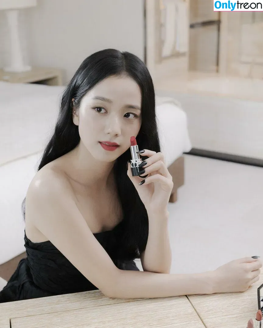 Jisoo nude photo #0167 (BLACKPINK / qenshizu / sooyaaa__)