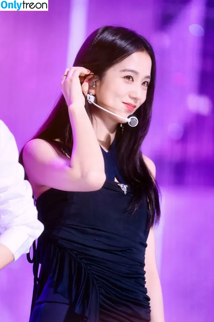 Jisoo nude photo #0175 (BLACKPINK / qenshizu / sooyaaa__)