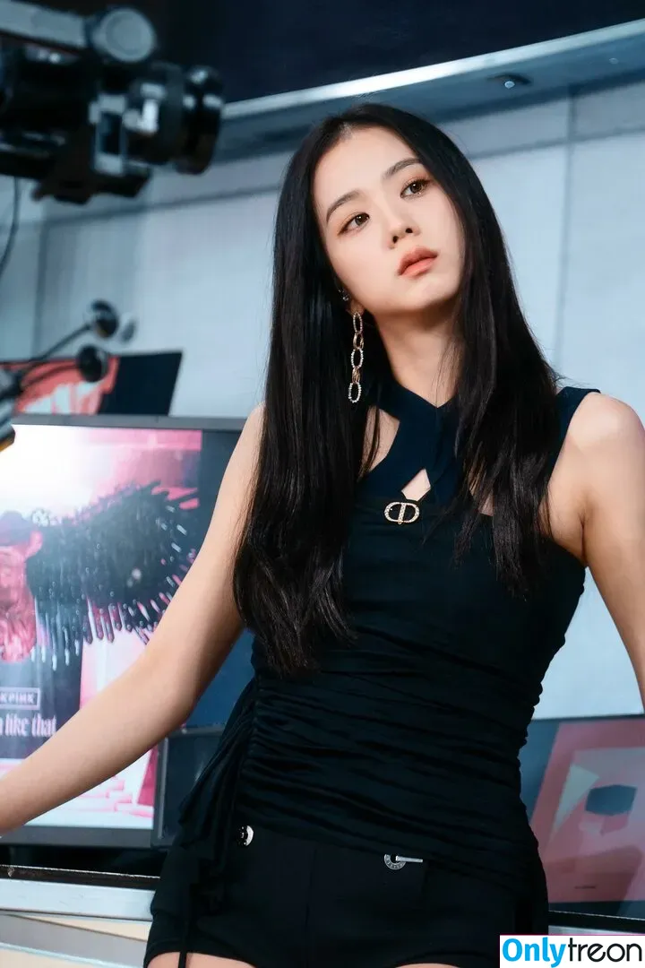 Jisoo nude photo #0178 (BLACKPINK / qenshizu / sooyaaa__)