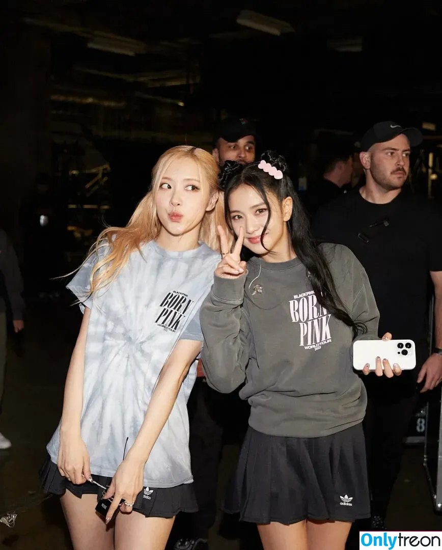 Jisoo nude photo #0187 (BLACKPINK / qenshizu / sooyaaa__)