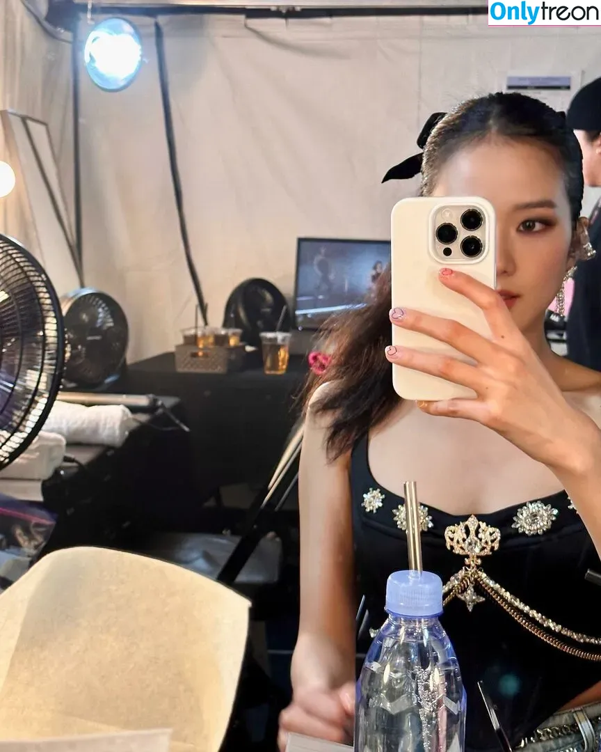 Jisoo nude photo #0192 (BLACKPINK / qenshizu / sooyaaa__)