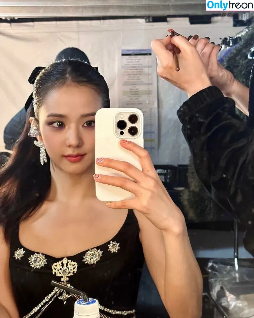 Jisoo nude photo #0194 (BLACKPINK / qenshizu / sooyaaa__)