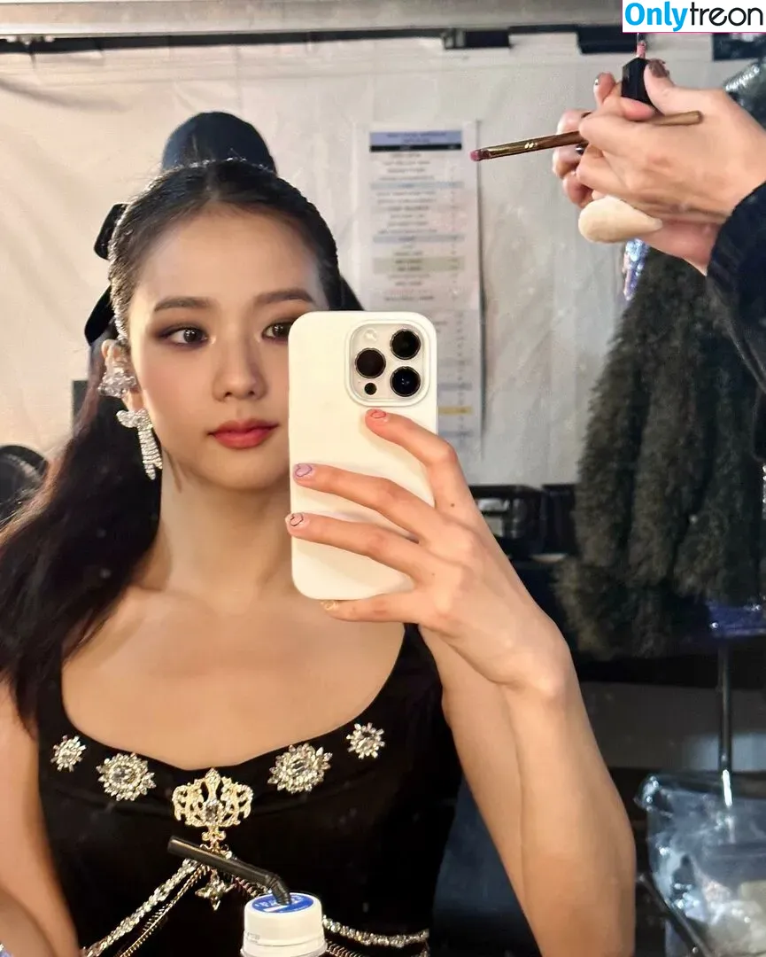 Jisoo nude photo #0196 (BLACKPINK / qenshizu / sooyaaa__)
