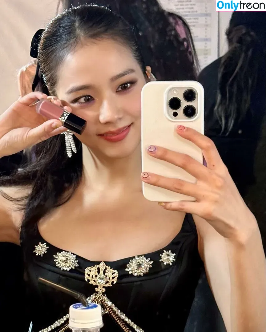Jisoo nude photo #0197 (BLACKPINK / qenshizu / sooyaaa__)
