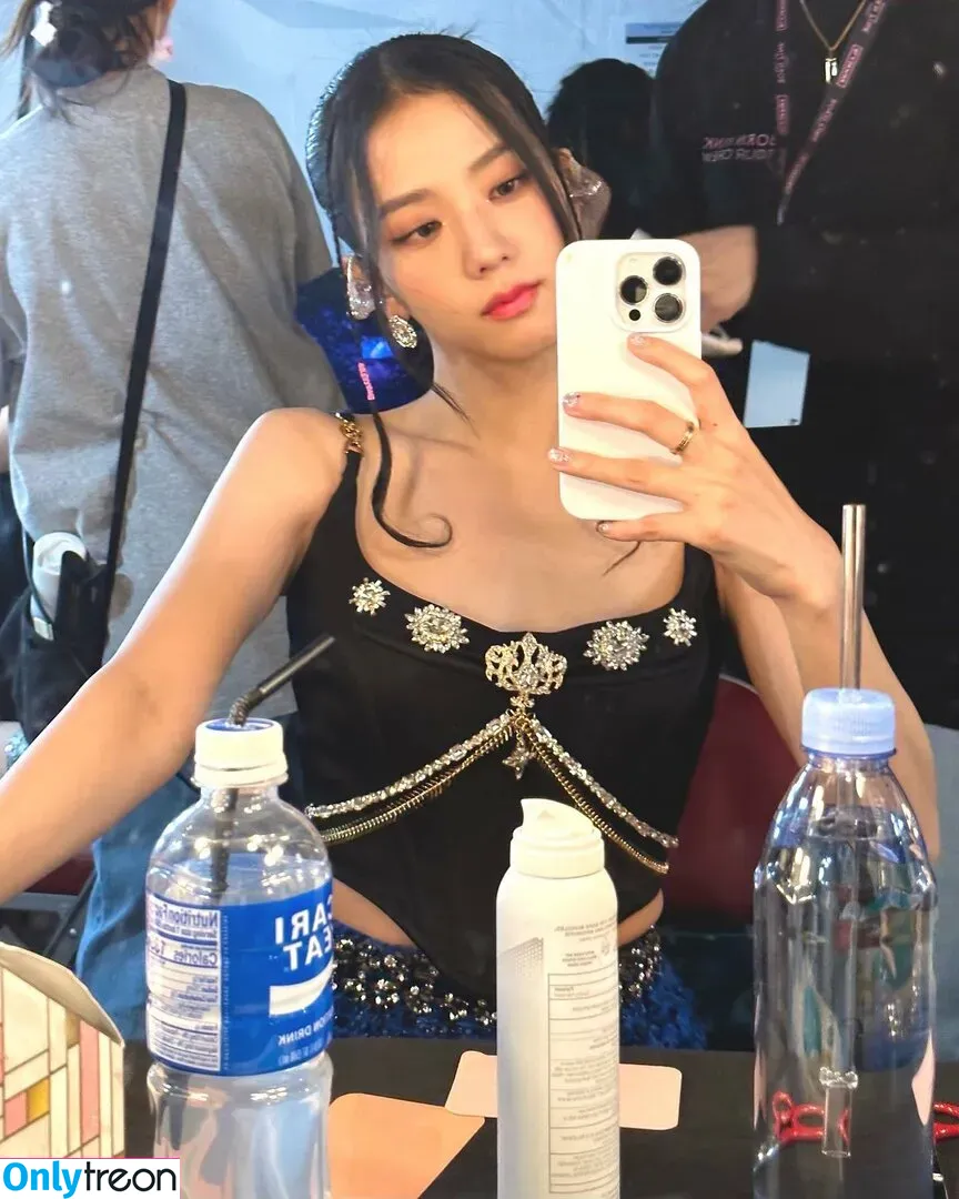 Jisoo nude photo #0204 (BLACKPINK / qenshizu / sooyaaa__)