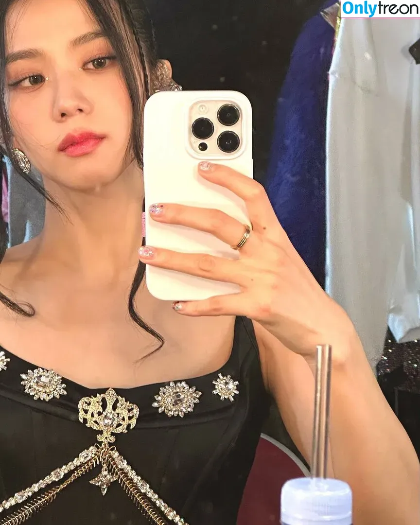 Jisoo nude photo #0205 (BLACKPINK / qenshizu / sooyaaa__)