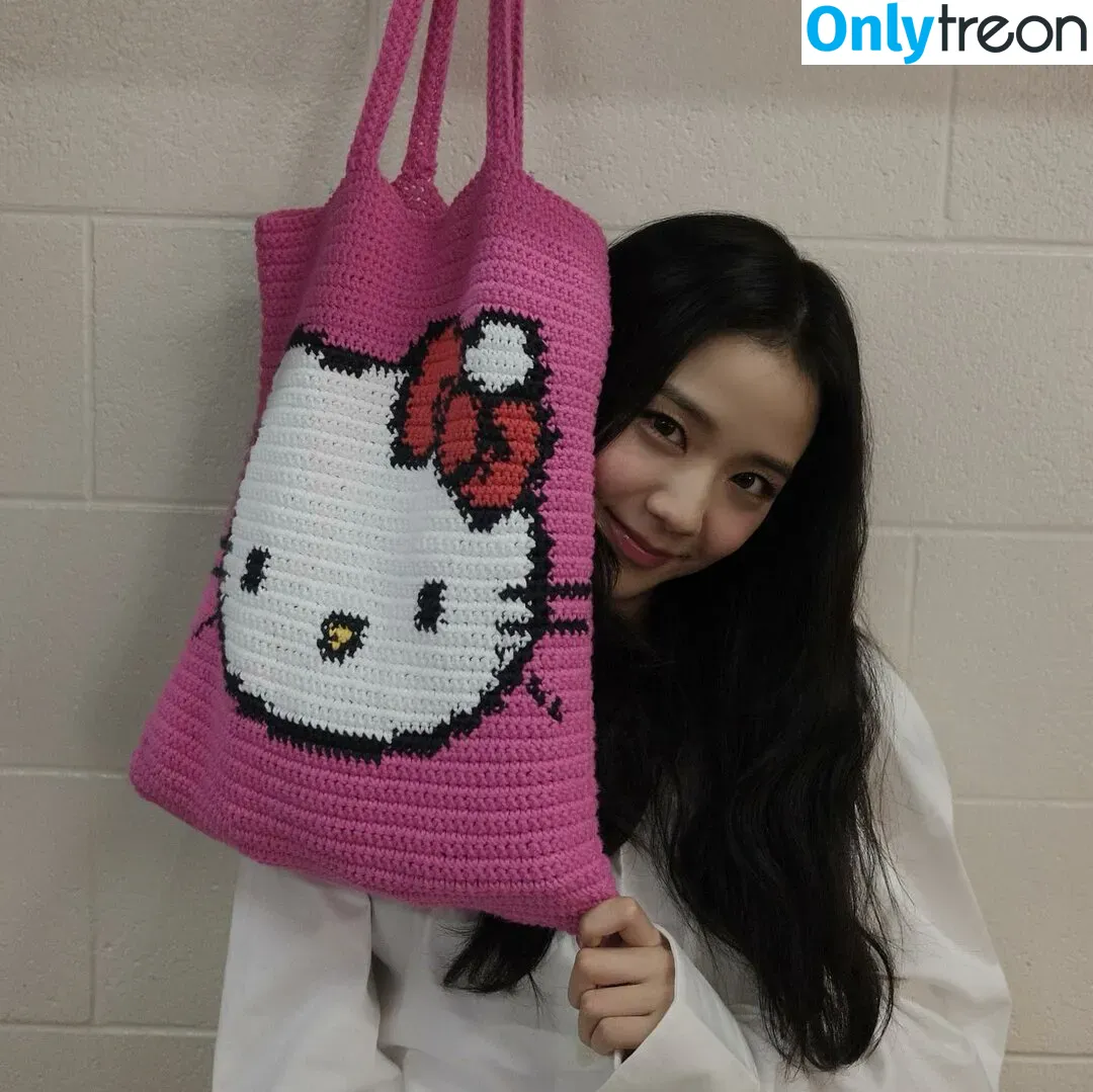 Jisoo nude photo #0206 (BLACKPINK / qenshizu / sooyaaa__)