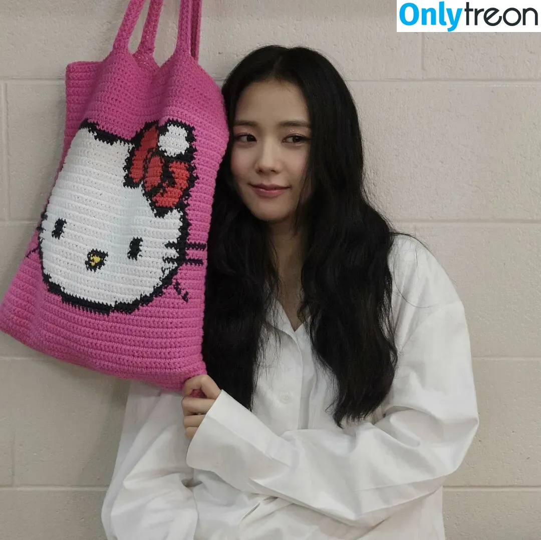 Jisoo nude photo #0207 (BLACKPINK / qenshizu / sooyaaa__)