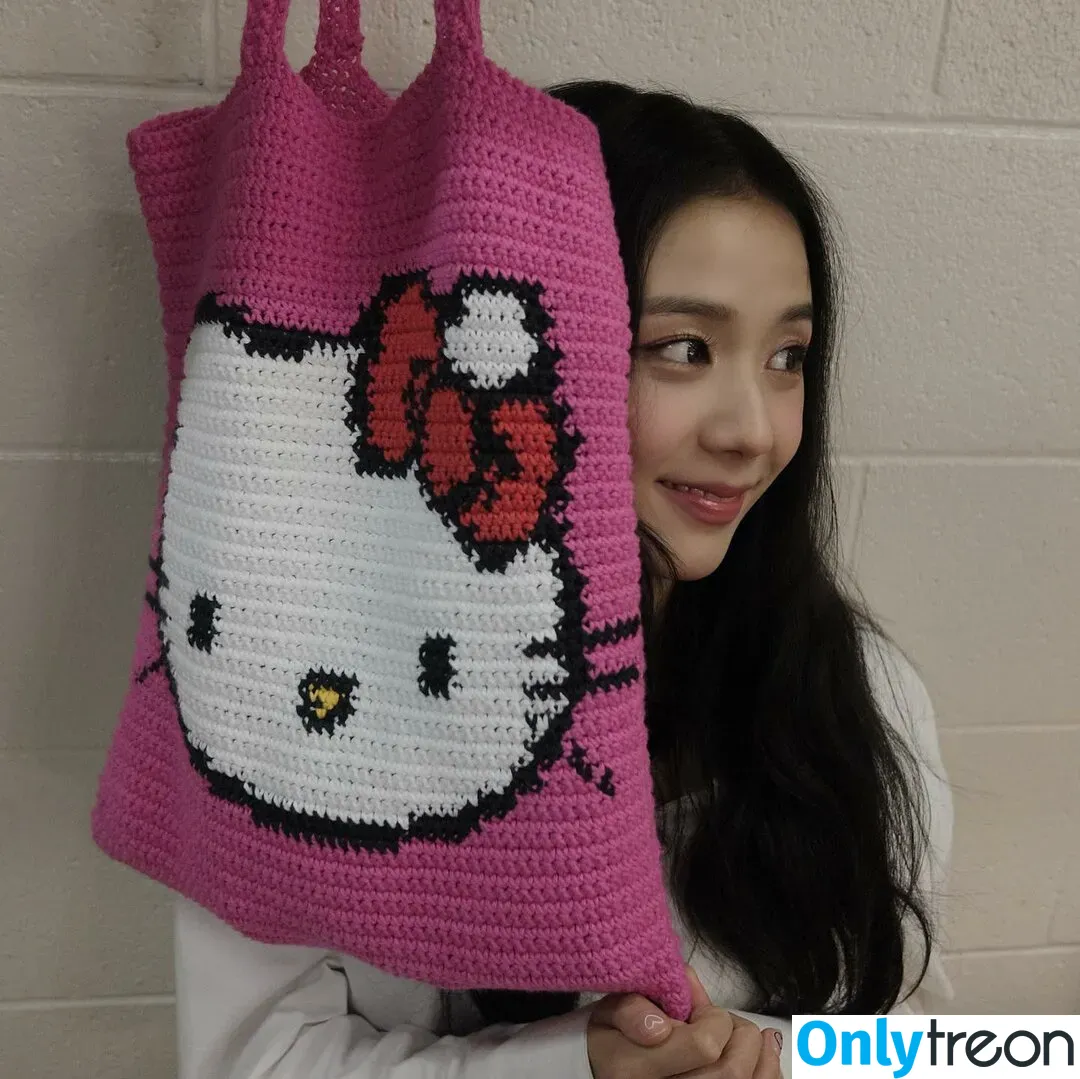 Jisoo nude photo #0209 (BLACKPINK / qenshizu / sooyaaa__)