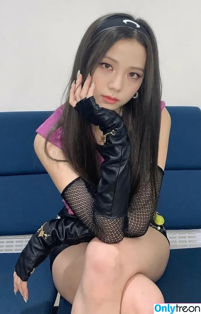 Jisoo nude photo #0220 (BLACKPINK / qenshizu / sooyaaa__)