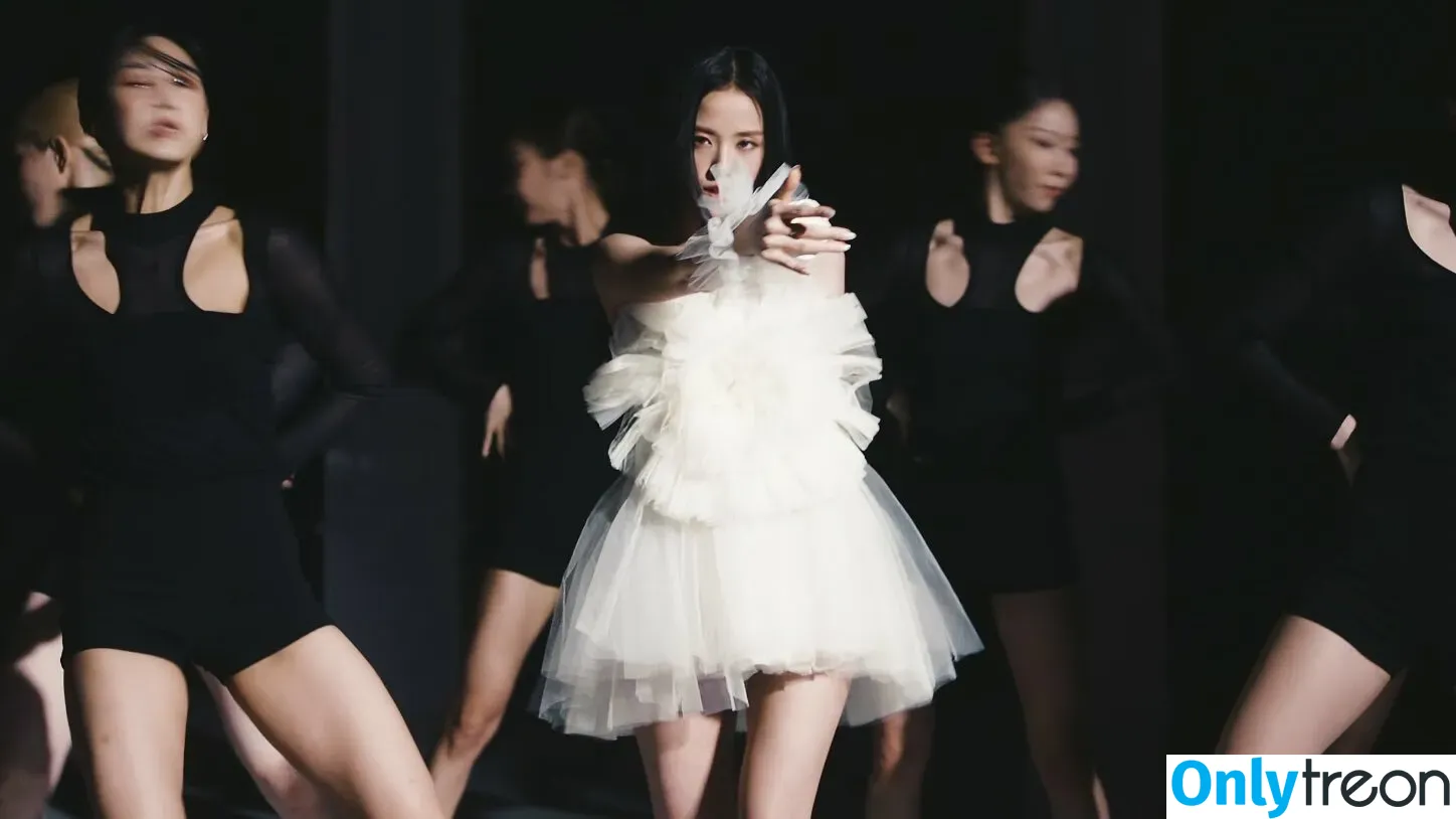 Jisoo nude photo #0288 (BLACKPINK / qenshizu / sooyaaa__)