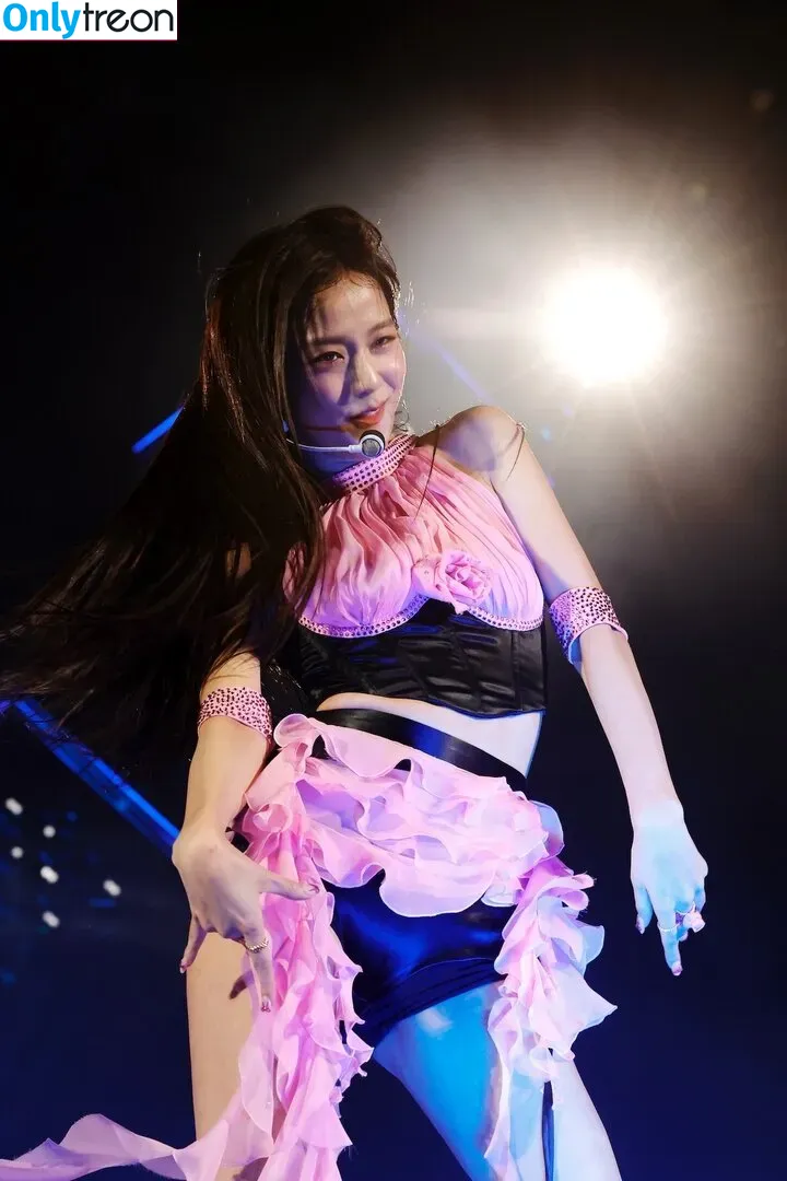 Jisoo nude photo #0296 (BLACKPINK / qenshizu / sooyaaa__)