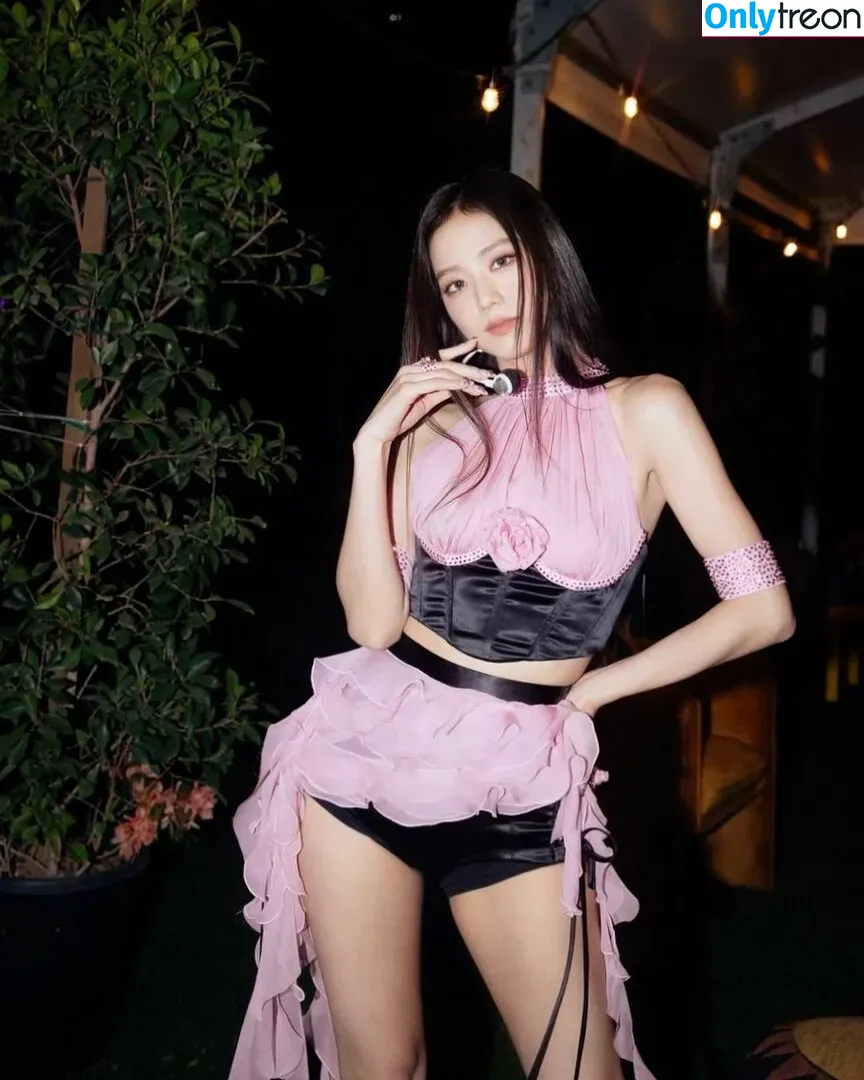 Jisoo nude photo #0300 (BLACKPINK / qenshizu / sooyaaa__)
