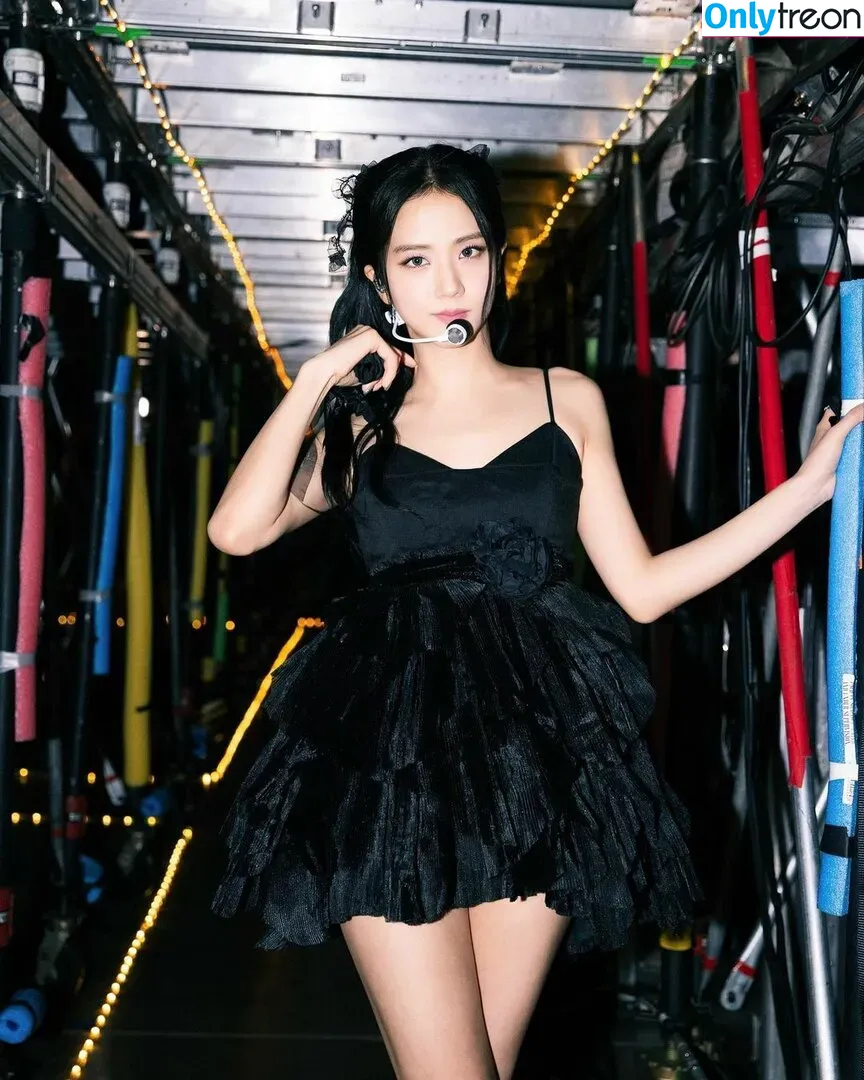 Jisoo nude photo #0309 (BLACKPINK / qenshizu / sooyaaa__)