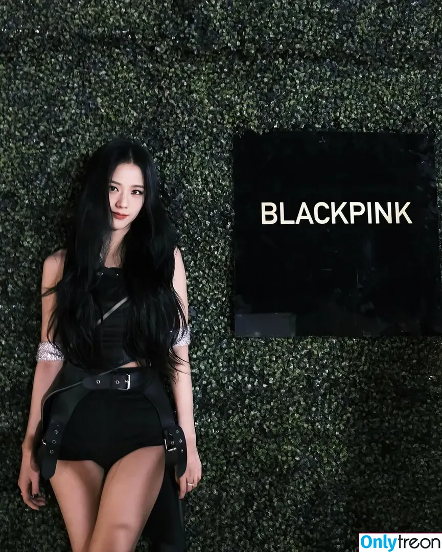 Jisoo nude photo #0314 (BLACKPINK / qenshizu / sooyaaa__)