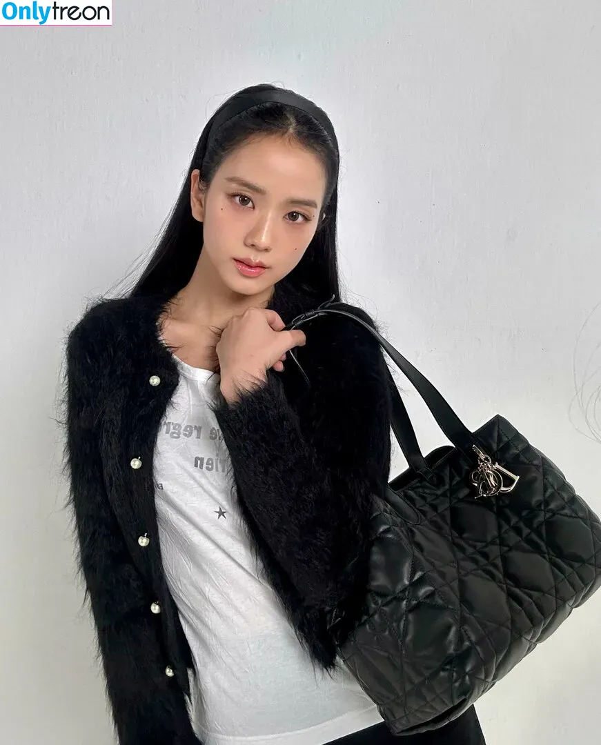 Jisoo nude photo #0317 (BLACKPINK / qenshizu / sooyaaa__)