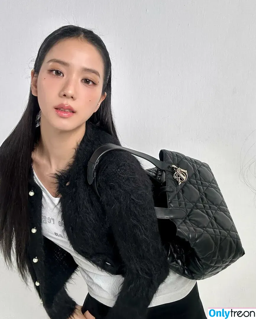 Jisoo nude photo #0318 (BLACKPINK / qenshizu / sooyaaa__)