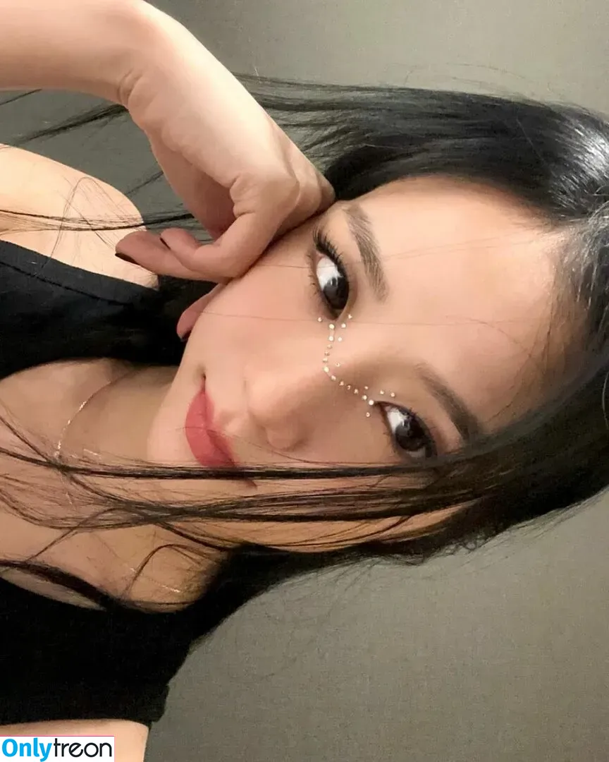 Jisoo nude photo #0319 (BLACKPINK / qenshizu / sooyaaa__)
