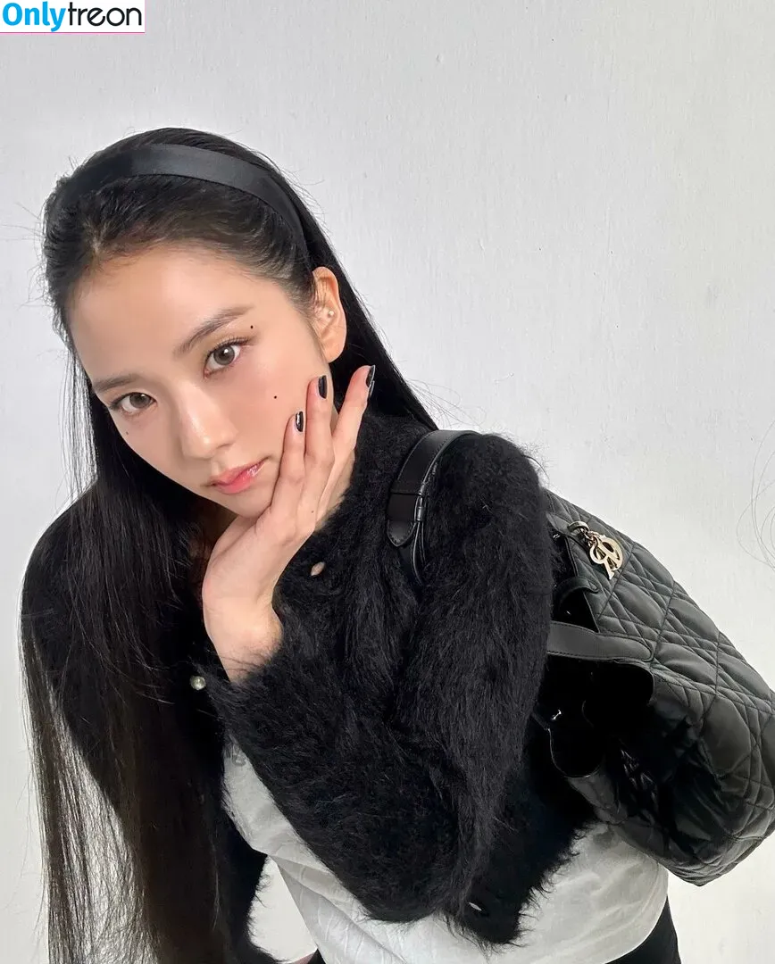 Jisoo nude photo #0320 (BLACKPINK / qenshizu / sooyaaa__)