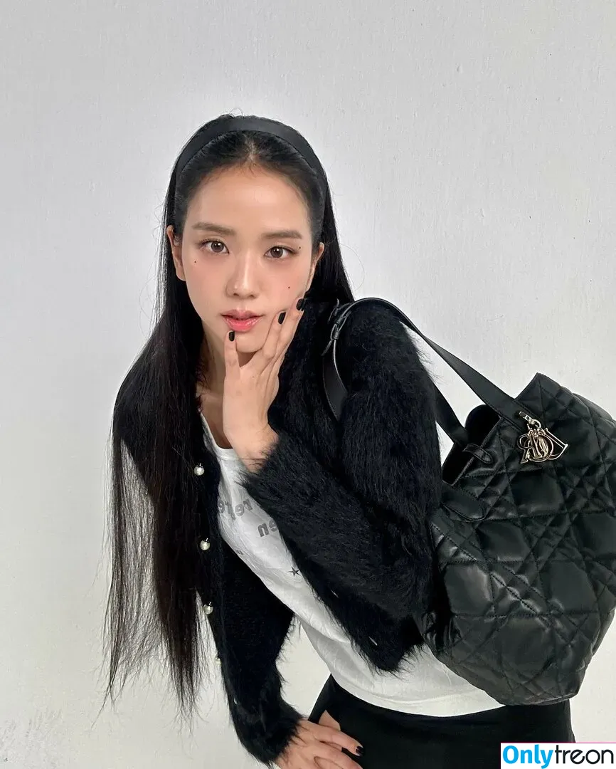 Jisoo nude photo #0321 (BLACKPINK / qenshizu / sooyaaa__)