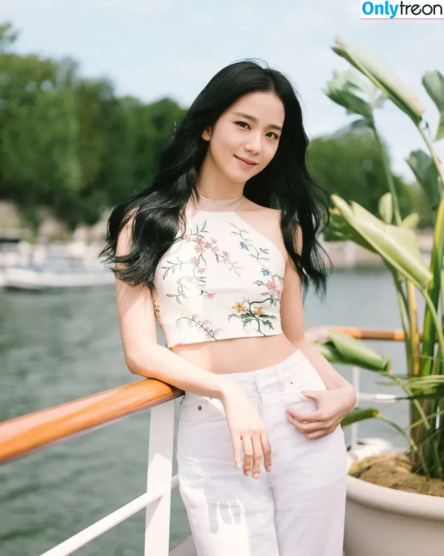 Jisoo nude photo #0354 (BLACKPINK / qenshizu / sooyaaa__)