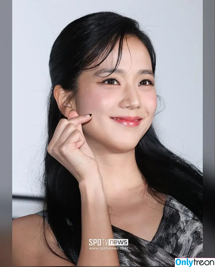Jisoo nude photo #0375 (BLACKPINK / qenshizu / sooyaaa__)