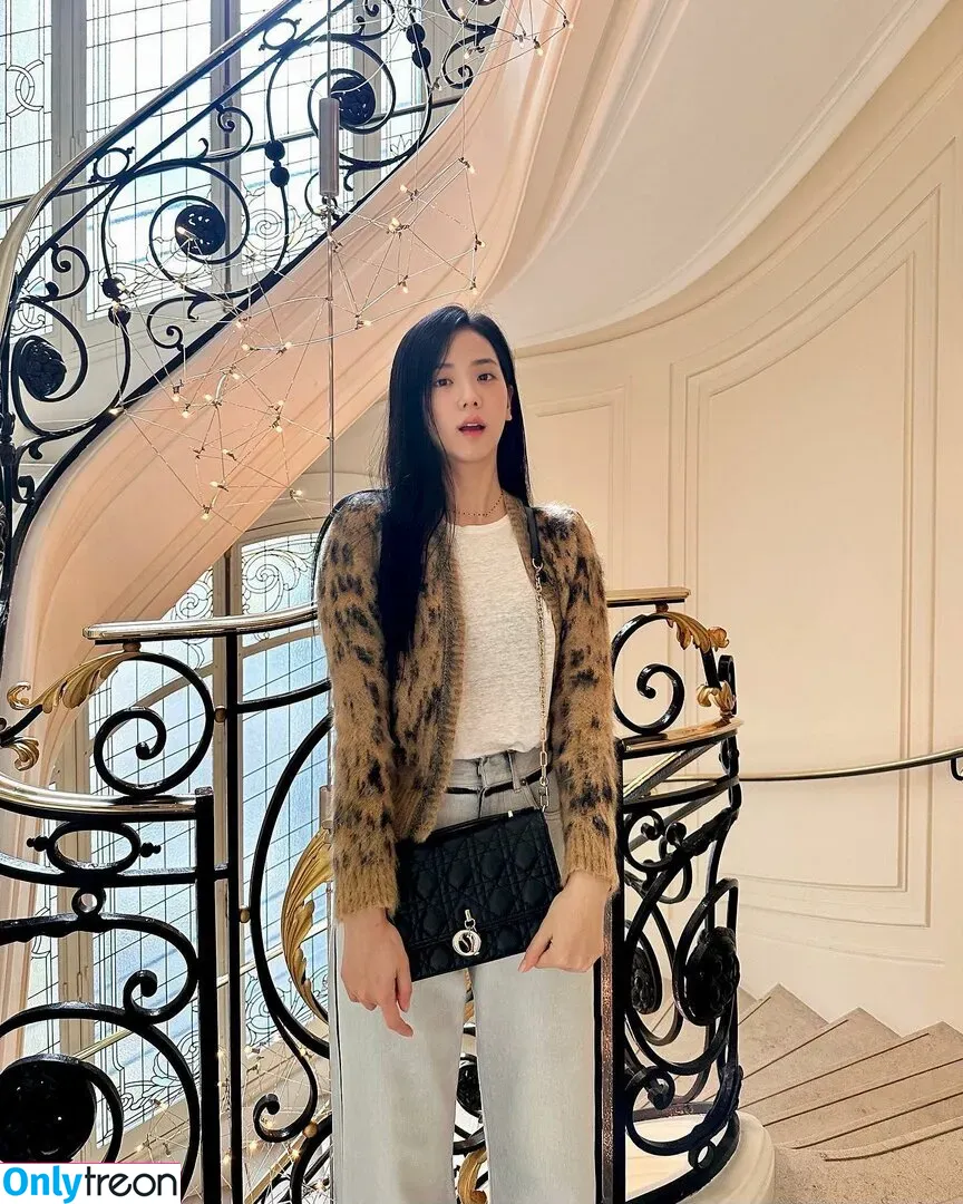 Jisoo nude photo #0379 (BLACKPINK / qenshizu / sooyaaa__)