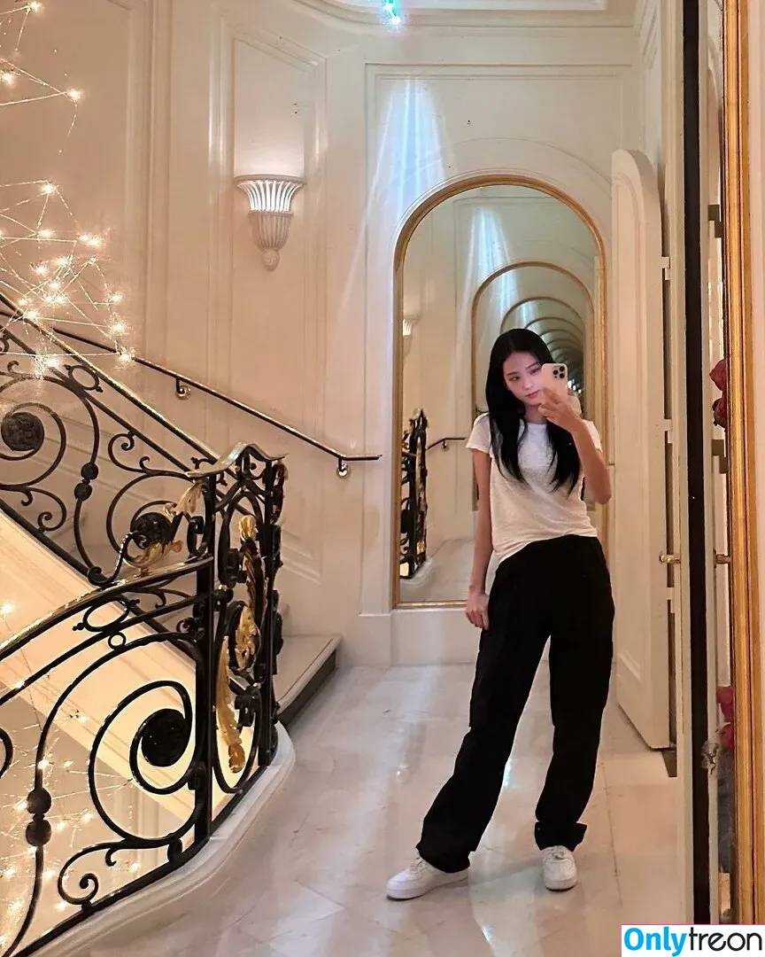 Jisoo nude photo #0381 (BLACKPINK / qenshizu / sooyaaa__)
