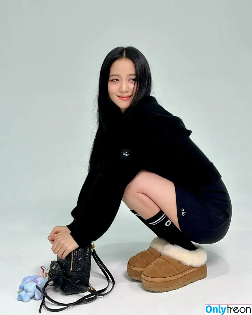 Jisoo nude photo #0385 (BLACKPINK / qenshizu / sooyaaa__)