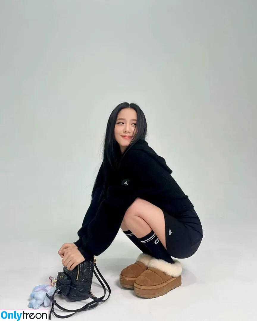 Jisoo nude photo #0386 (BLACKPINK / qenshizu / sooyaaa__)