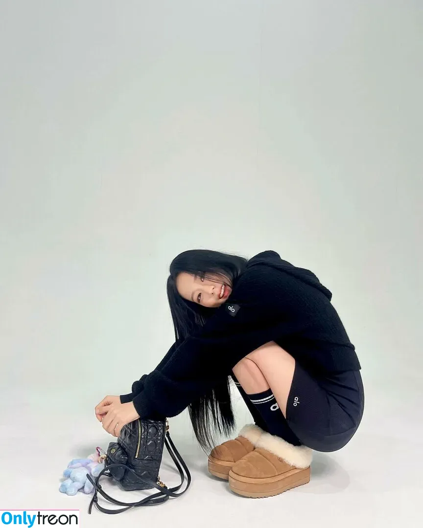 Jisoo nude photo #0387 (BLACKPINK / qenshizu / sooyaaa__)