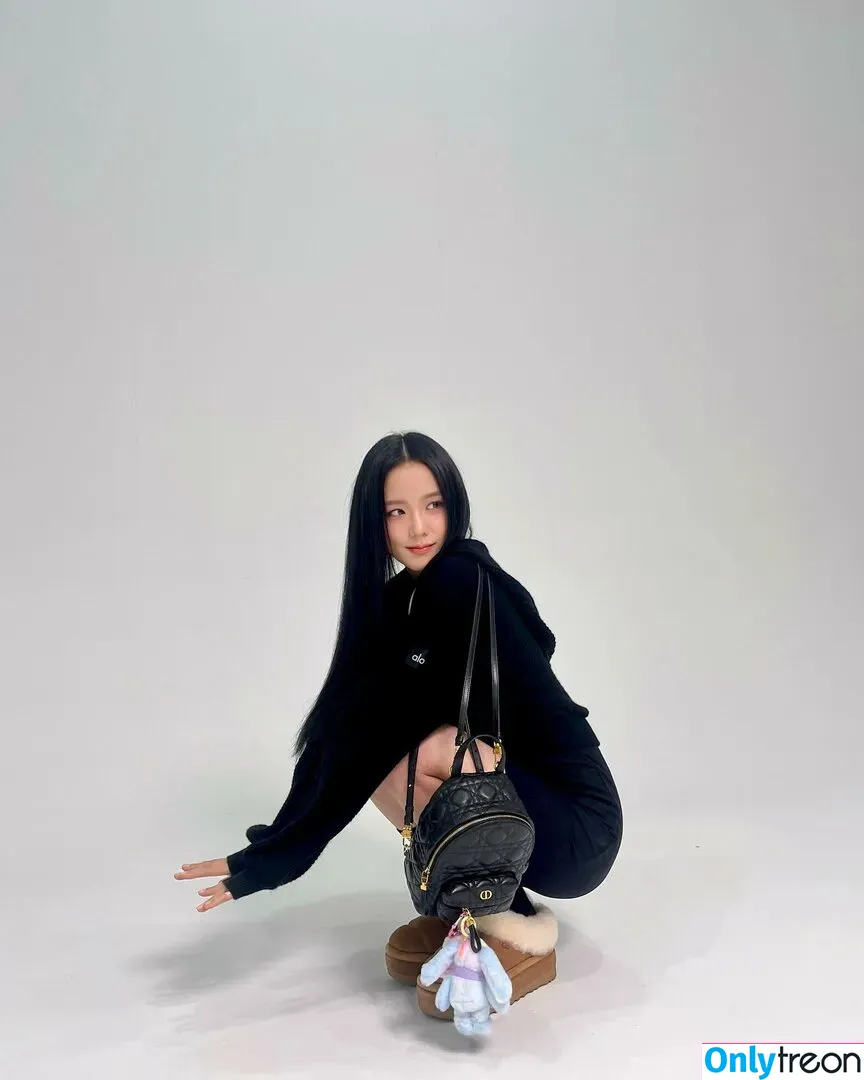 Jisoo nude photo #0388 (BLACKPINK / qenshizu / sooyaaa__)